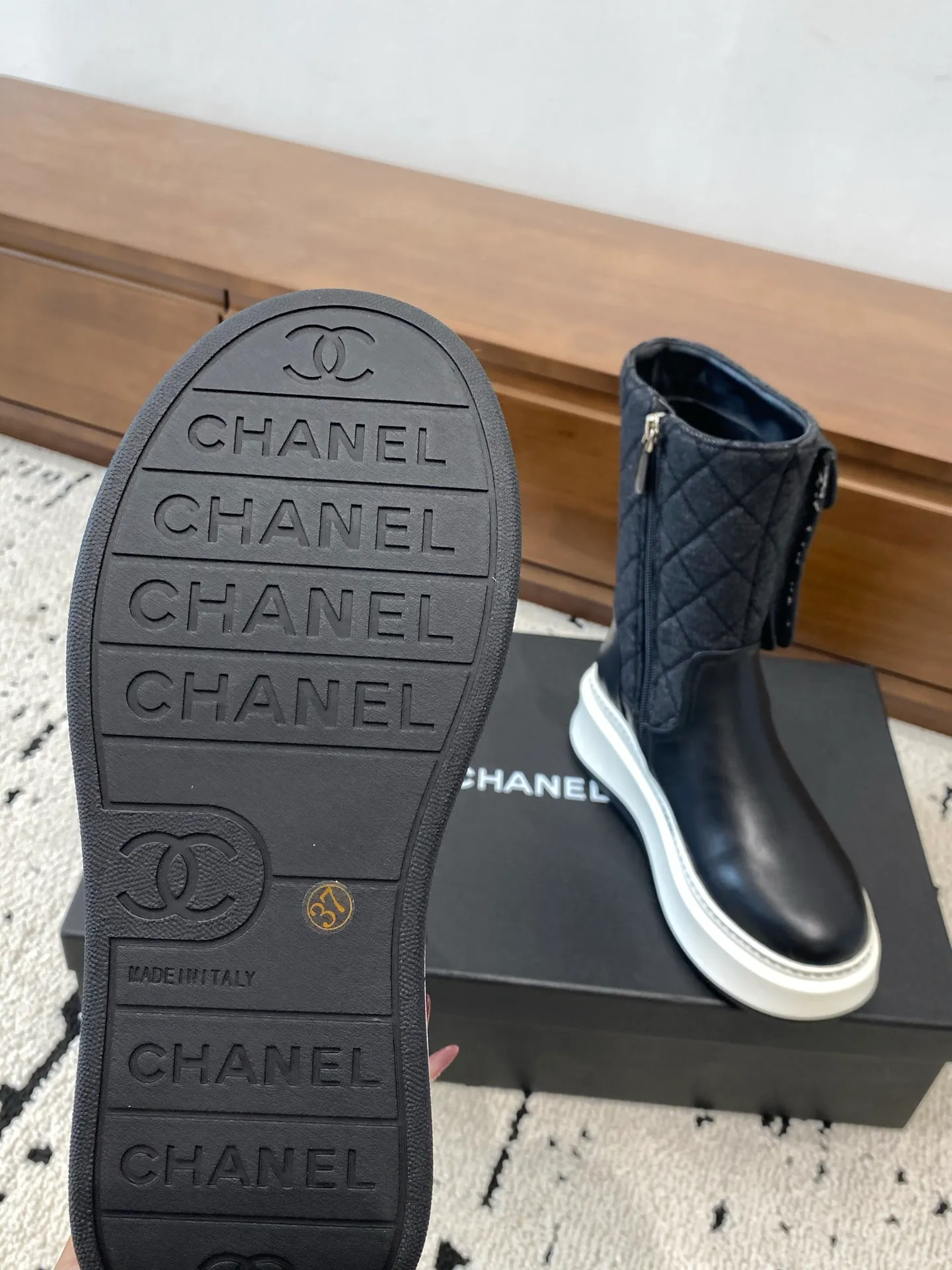 👟👟Ex-factory price 840👟👟 CHANEL 2025s autumn and winter series thick-soled high short boots, high and short are made of imported cowhide respectively, with an additional height of 5cm to show leg length. The boots follow Chanel's classic rhombus pattern, plus a small bag that can be opened to carry small things. Xiao Meimei especially likes it. This is a hot style created by Chanel this autumn and winter. With the traditional inner zipper, it is easy to put on the feet and super comfortable. It is a must-have for this autumn and winter. Upper material: imported cowhide with rhombus microfiber, washed denim ❤︎ Consistently authentic ❤︎ Outsole: original Italian TPU foam outsole Number of yards: 35-40 (40 is custom-made, non-refundable and non-exchangeable) Buy now👉 Buy now👉